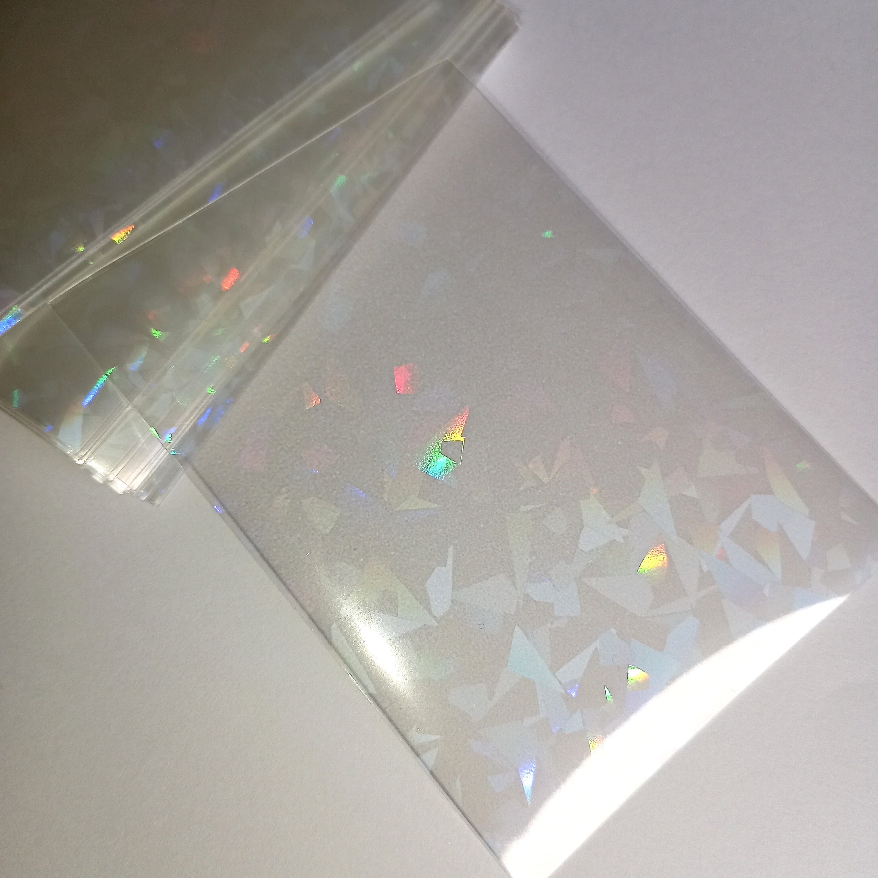 50 vnt. holografinės kortelių įmautės (sleeves) 65×90 mm – Pokémon, MTG, TCG kortelėms Gemstones