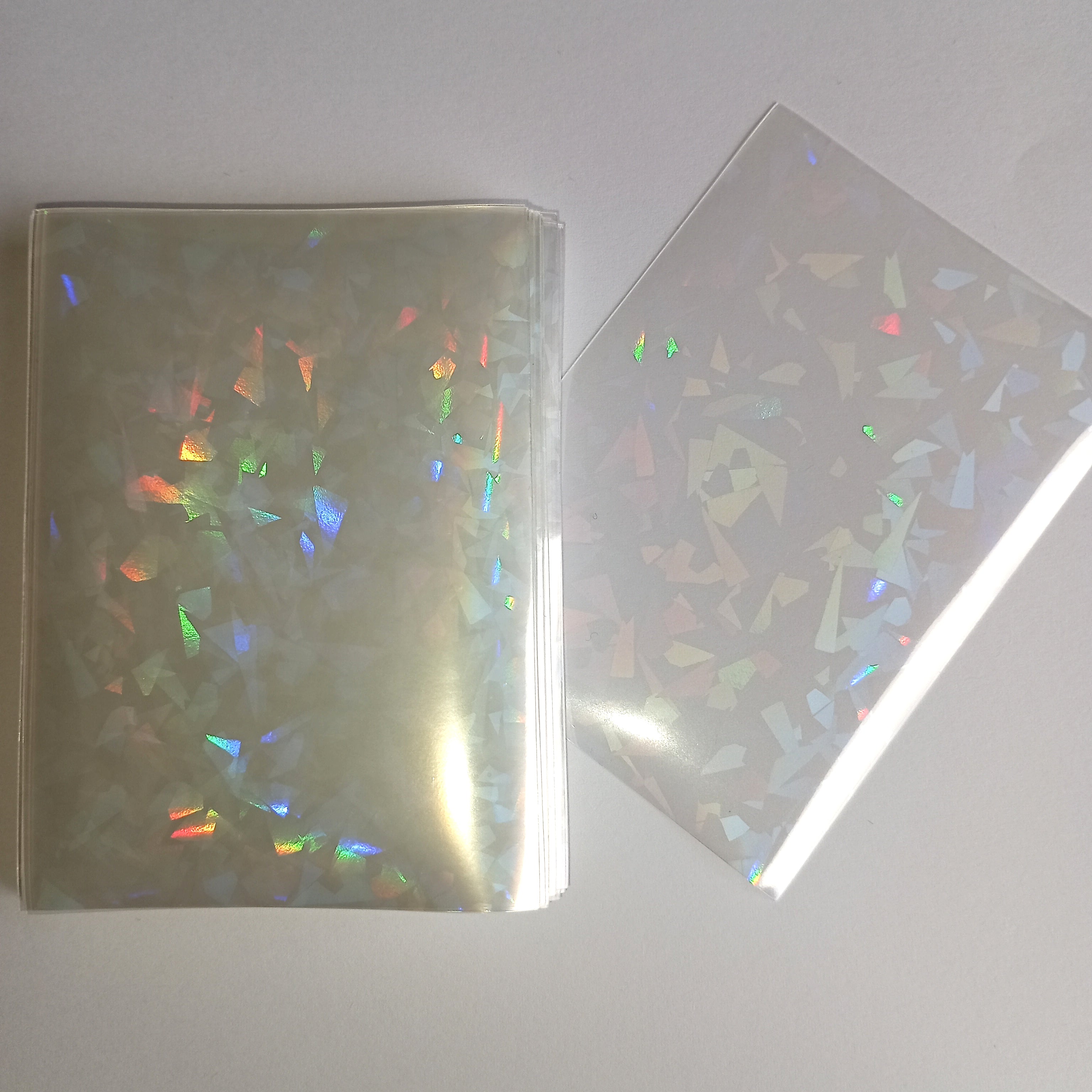 50 vnt. holografinės kortelių įmautės (sleeves) 65×90 mm – Pokémon, MTG, TCG kortelėms Gemstones