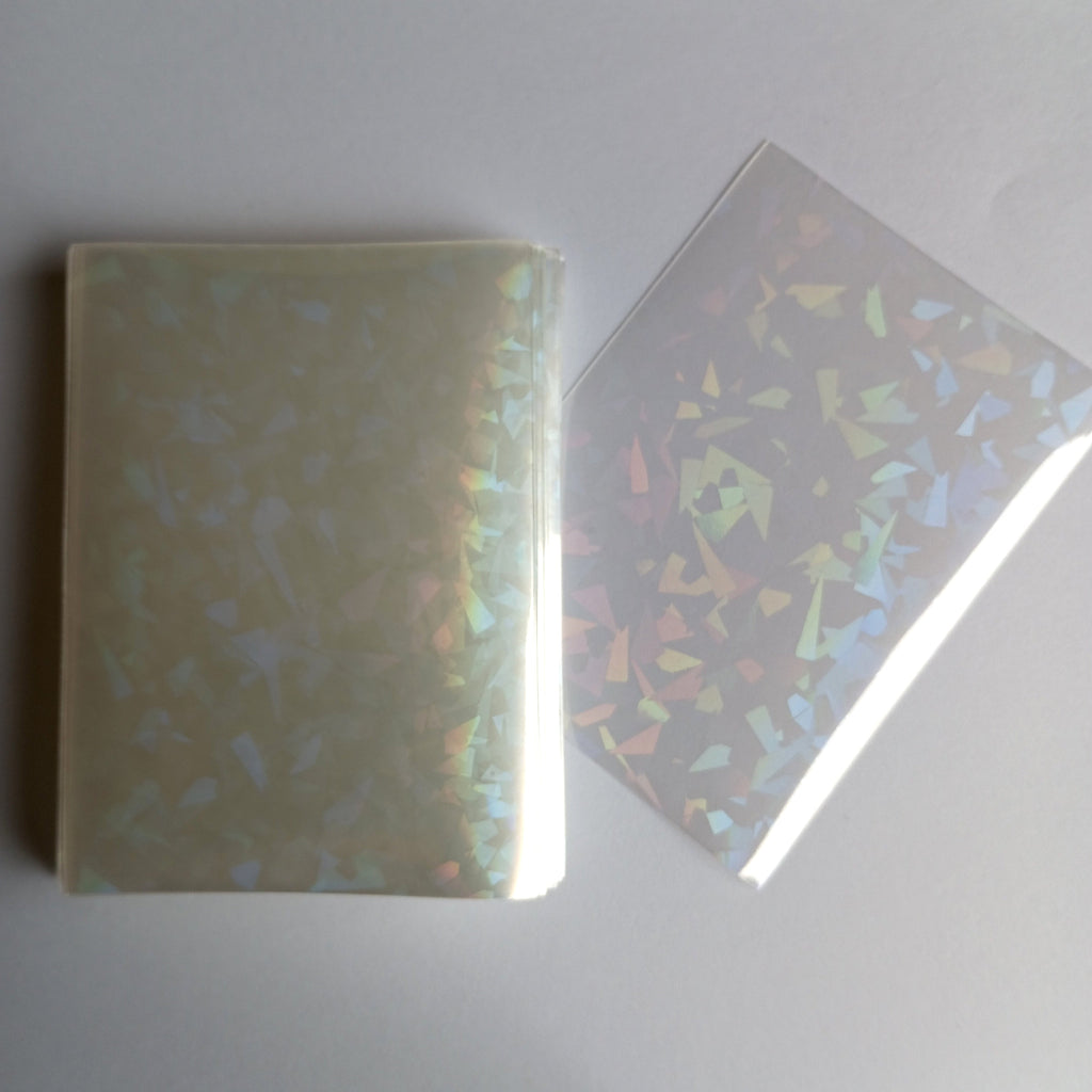 50 vnt. holografinės kortelių įmautės (sleeves) 65×90 mm – Pokémon, MTG, TCG kortelėms Gemstones