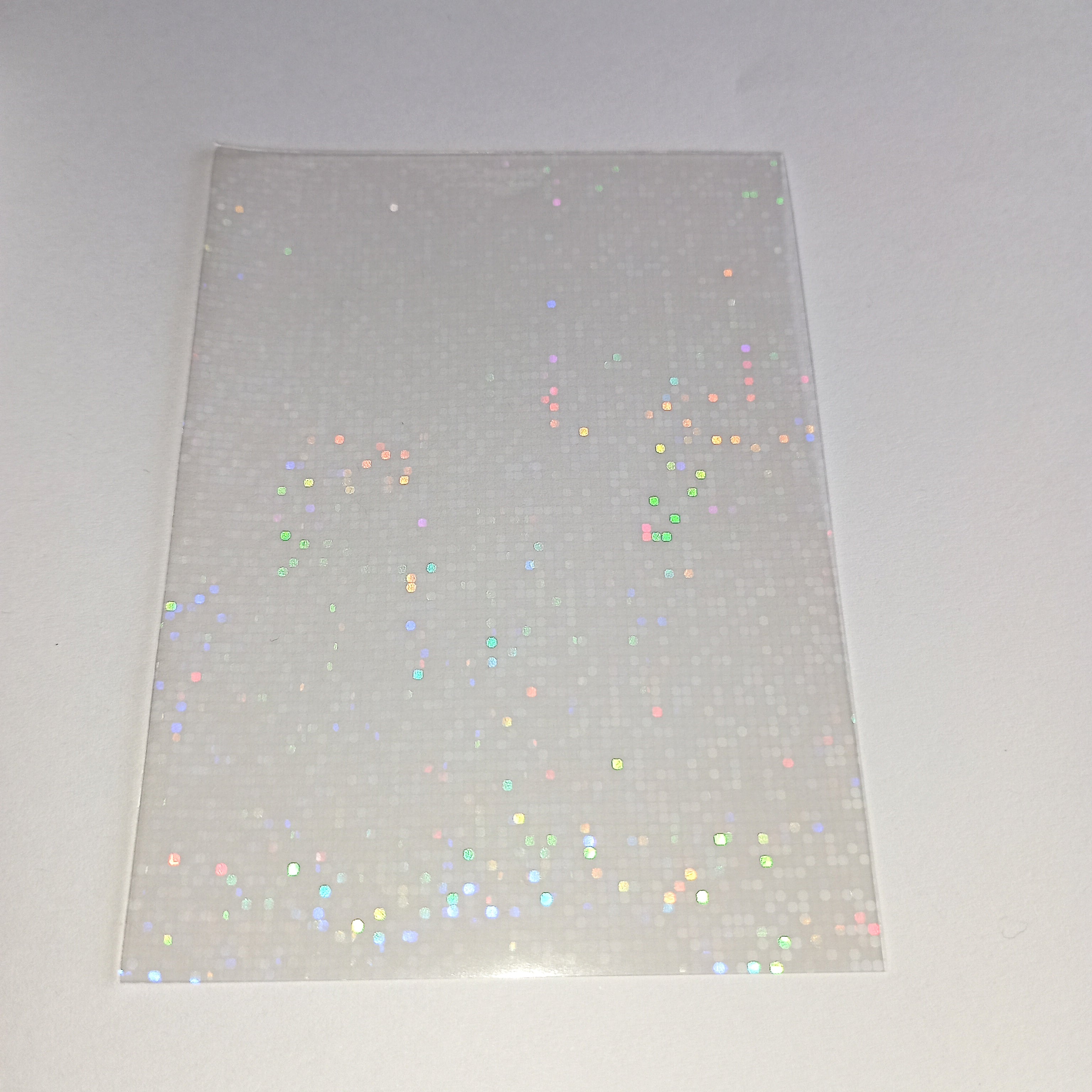 50 vnt. holografinės kortelių įmautės (sleeves) 65×90 mm – Pokémon, MTG, TCG kortelėms Dots
