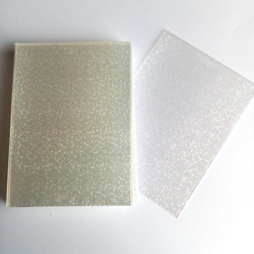 50 vnt. holografinės kortelių įmautės (sleeves) 65×90 mm – Pokémon, MTG, TCG kortelėms Dots