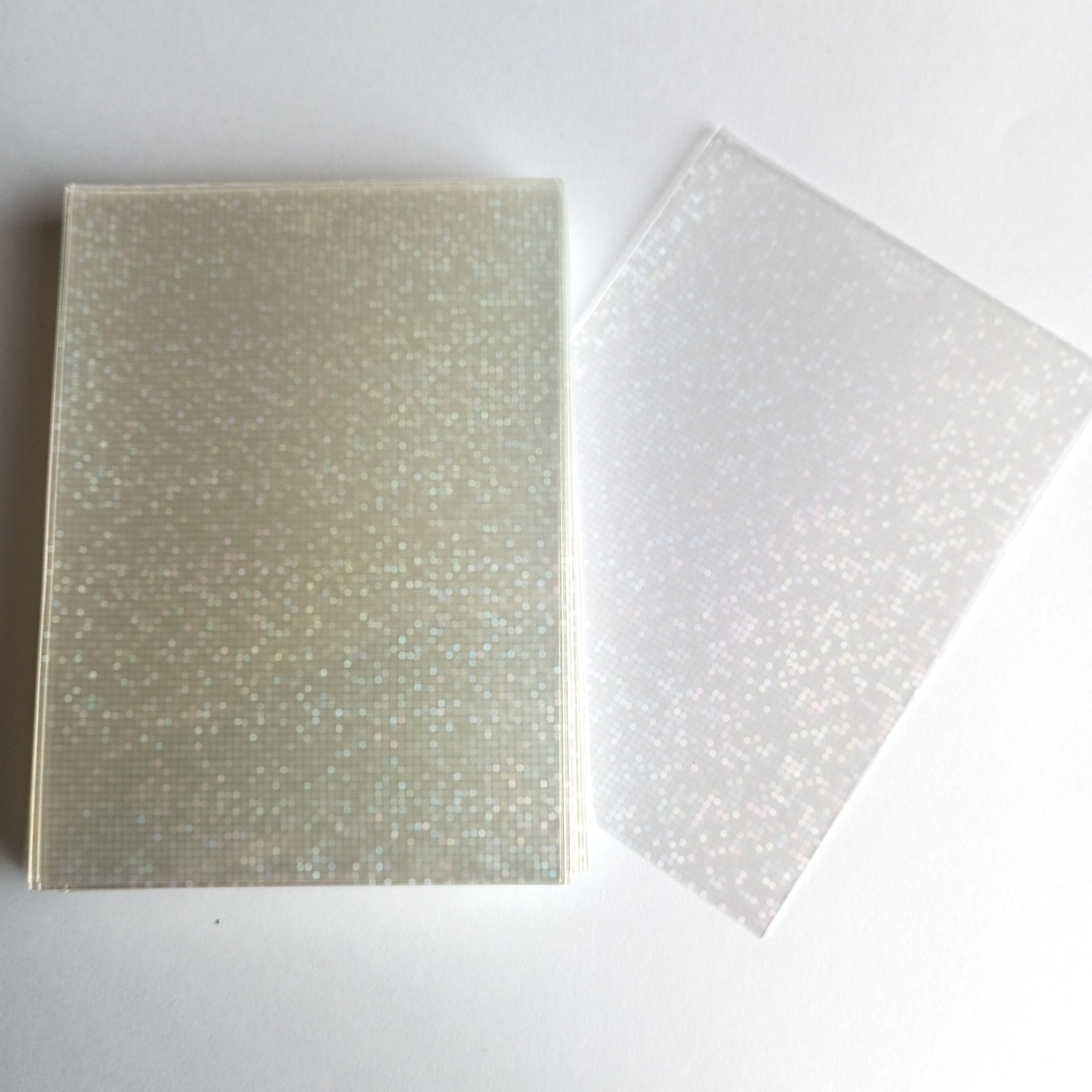 50 vnt. holografinės kortelių įmautės (sleeves) 65×90 mm – Pokémon, MTG, TCG kortelėms Dots