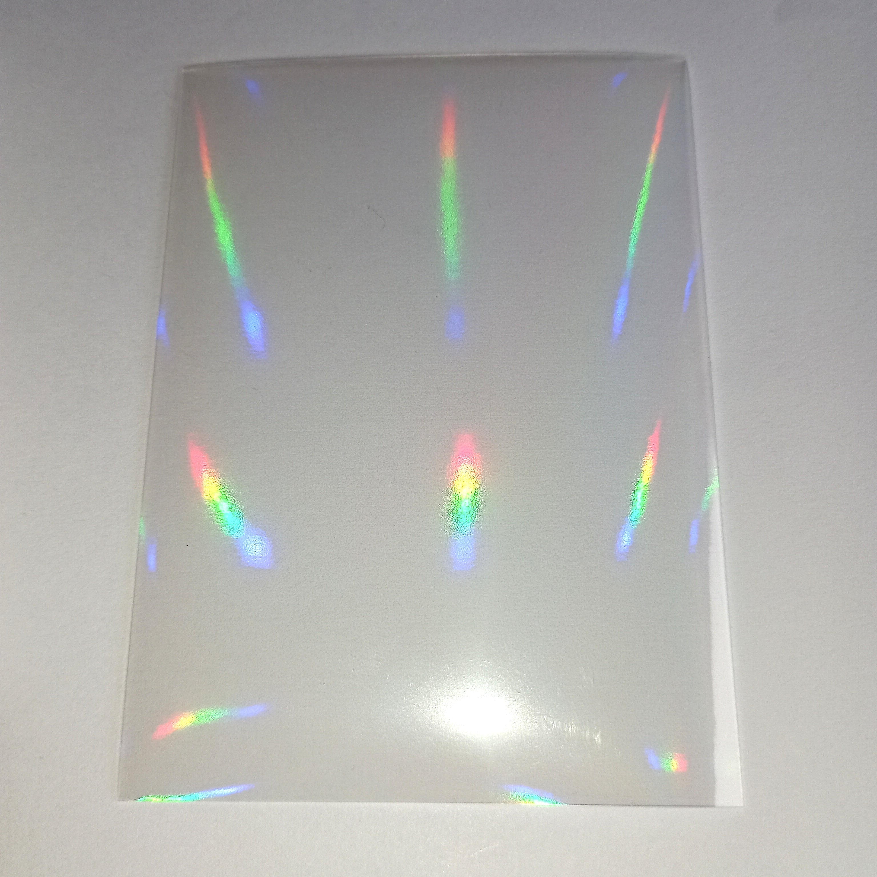 50 vnt. holografinės kortelių įmautės (sleeves) 65×90 mm – Pokémon, MTG, TCG kortelėms Rainbow