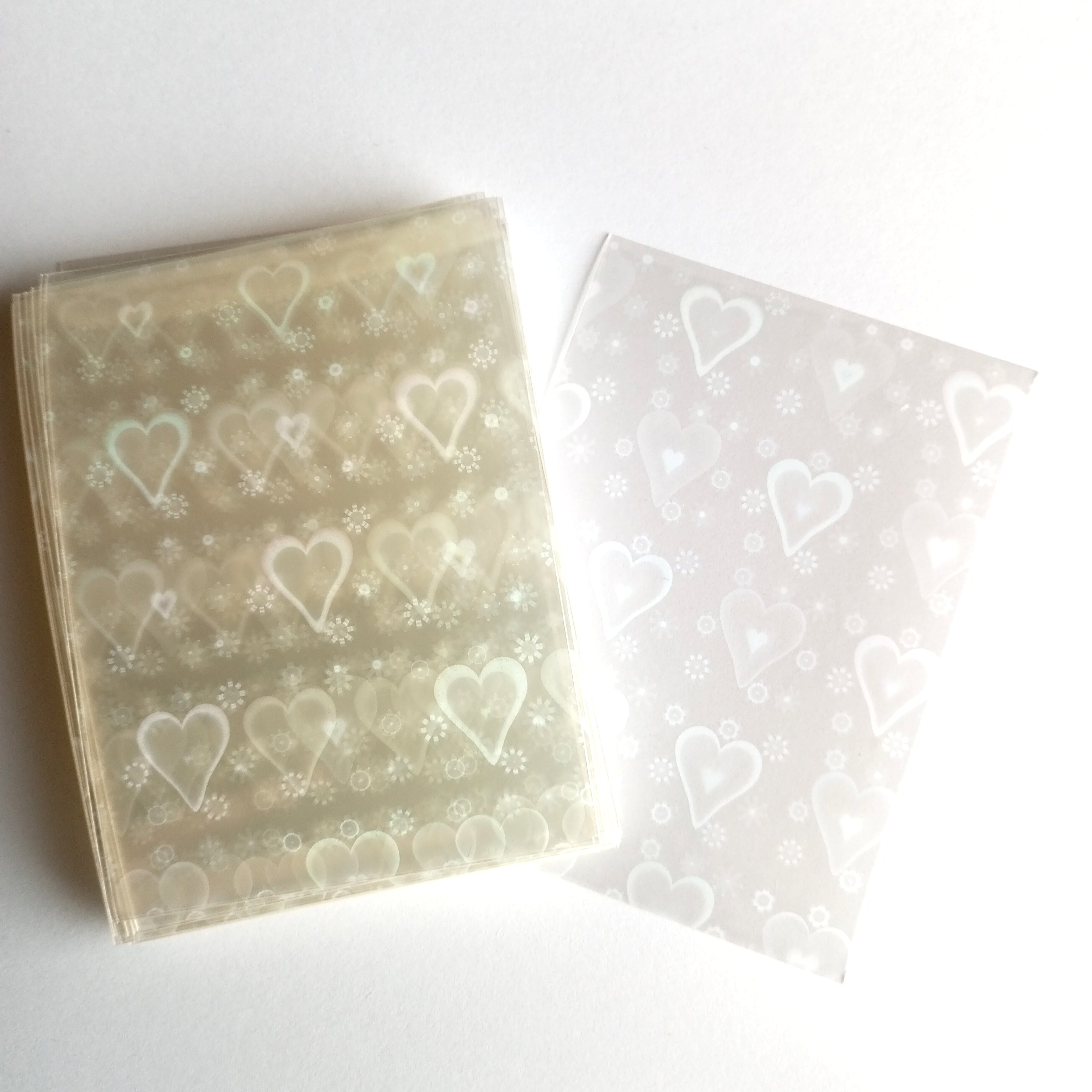 50 vnt. holografinės kortelių įmautės (sleeves) 65×90 mm – Pokémon, MTG, TCG kortelėms Hearts