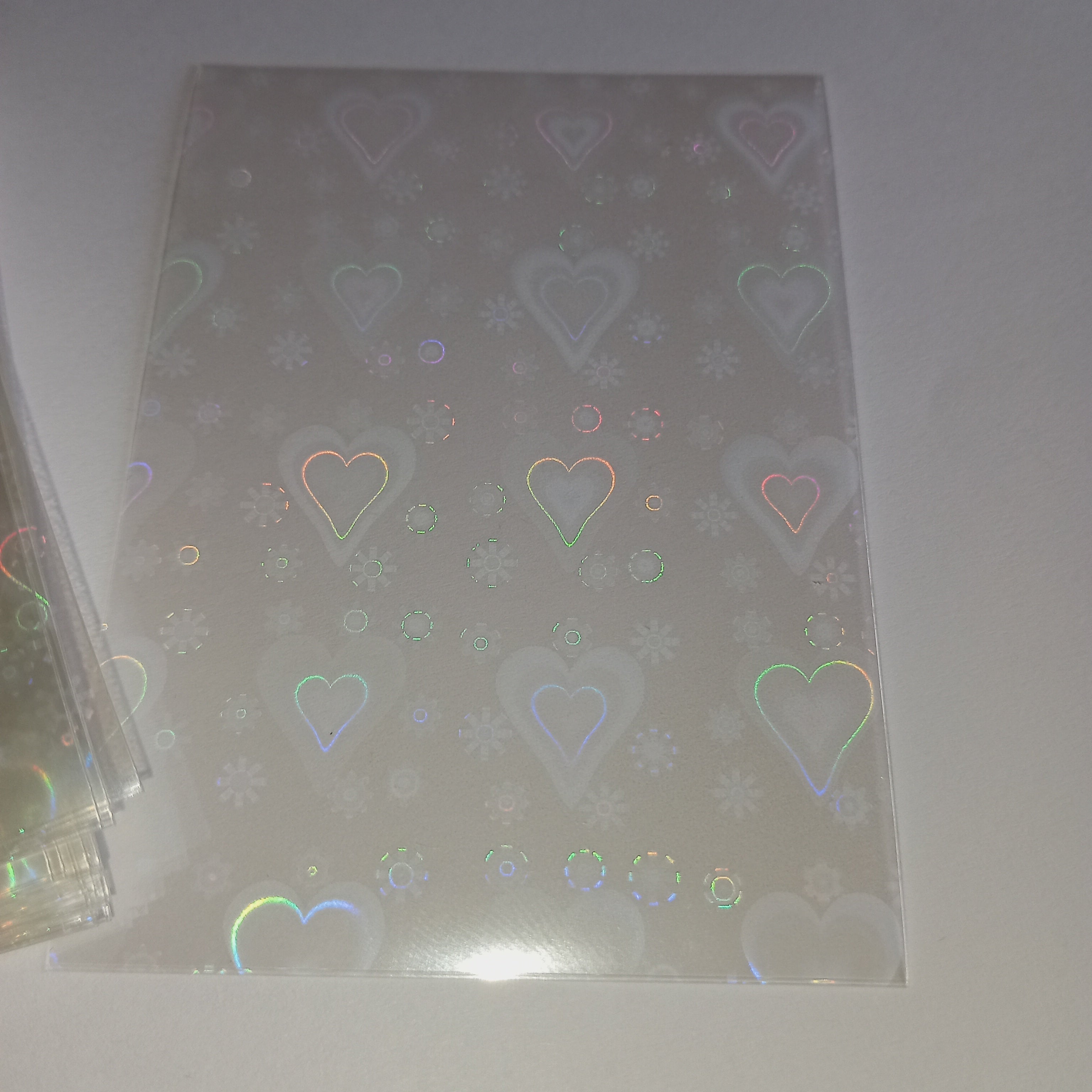 50 vnt. holografinės kortelių įmautės (sleeves) 65×90 mm – Pokémon, MTG, TCG kortelėms Hearts