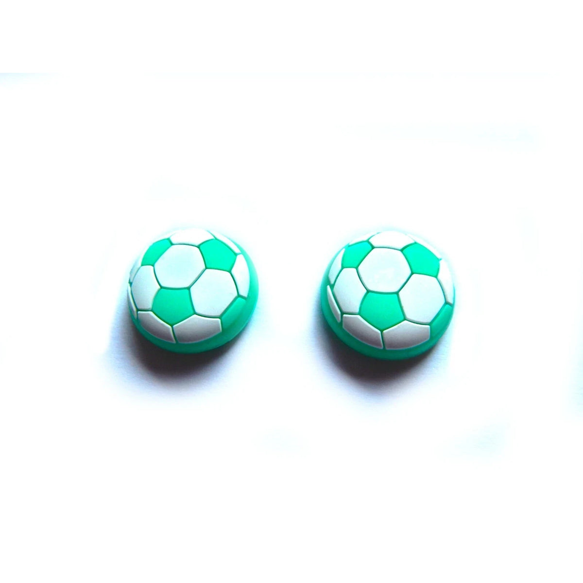 Analogu nykščių svirtelių dangteliai (thumbstick) su futbolo kamuolio dizainu šviesiai žali