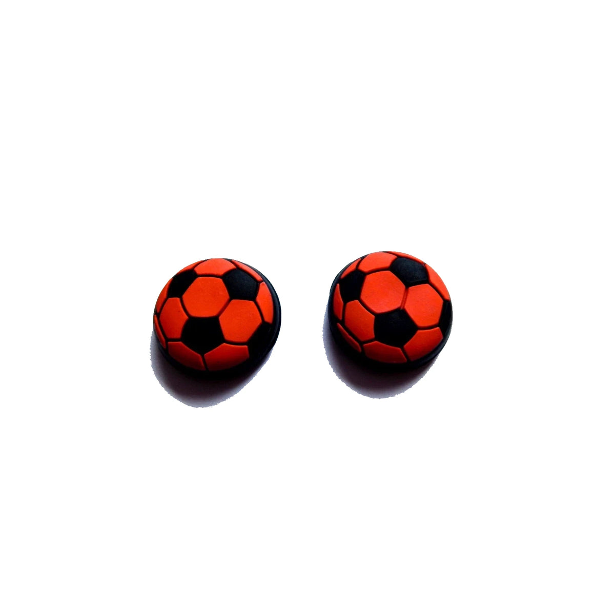 Analogu nykščių svirtelių dangteliai (thumbstick) su futbolo kamuolio dizainu raudoni