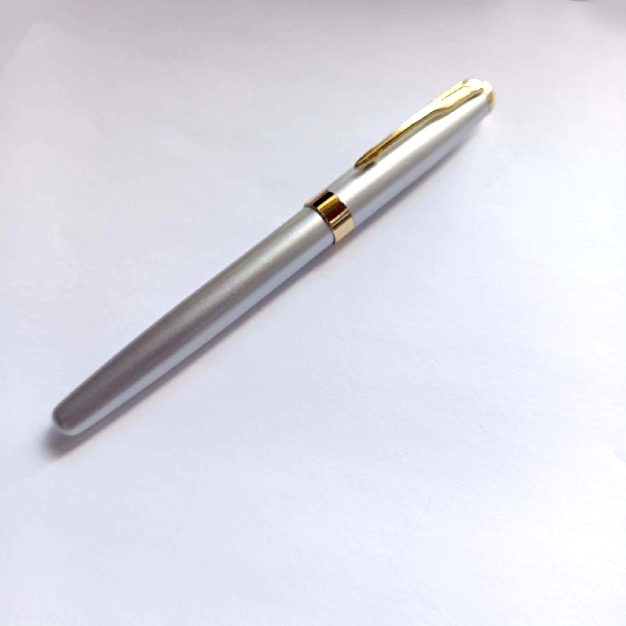Pildomas metalinis plunksnakotis 0.5 mm sidabro spalvos