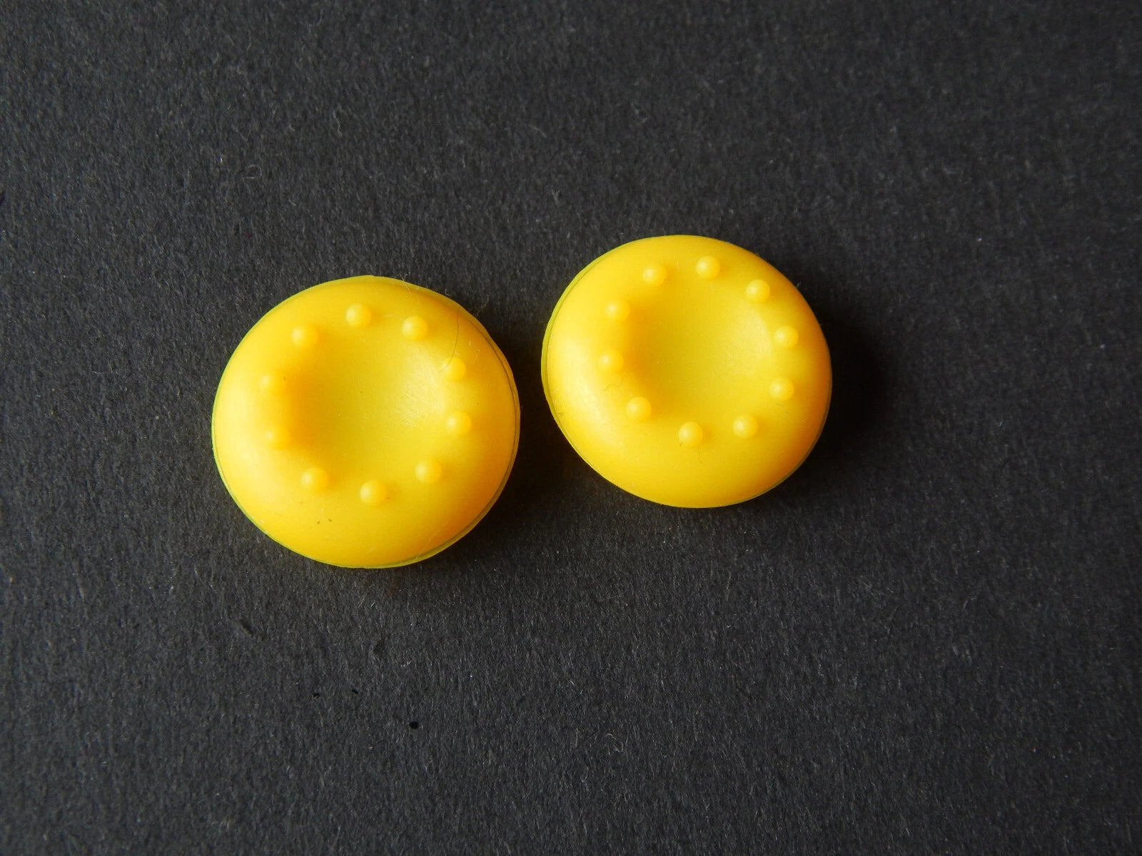 Silikoniniai PS5 PS4 Xbox analoginių svirtelių dangteliai geltoni