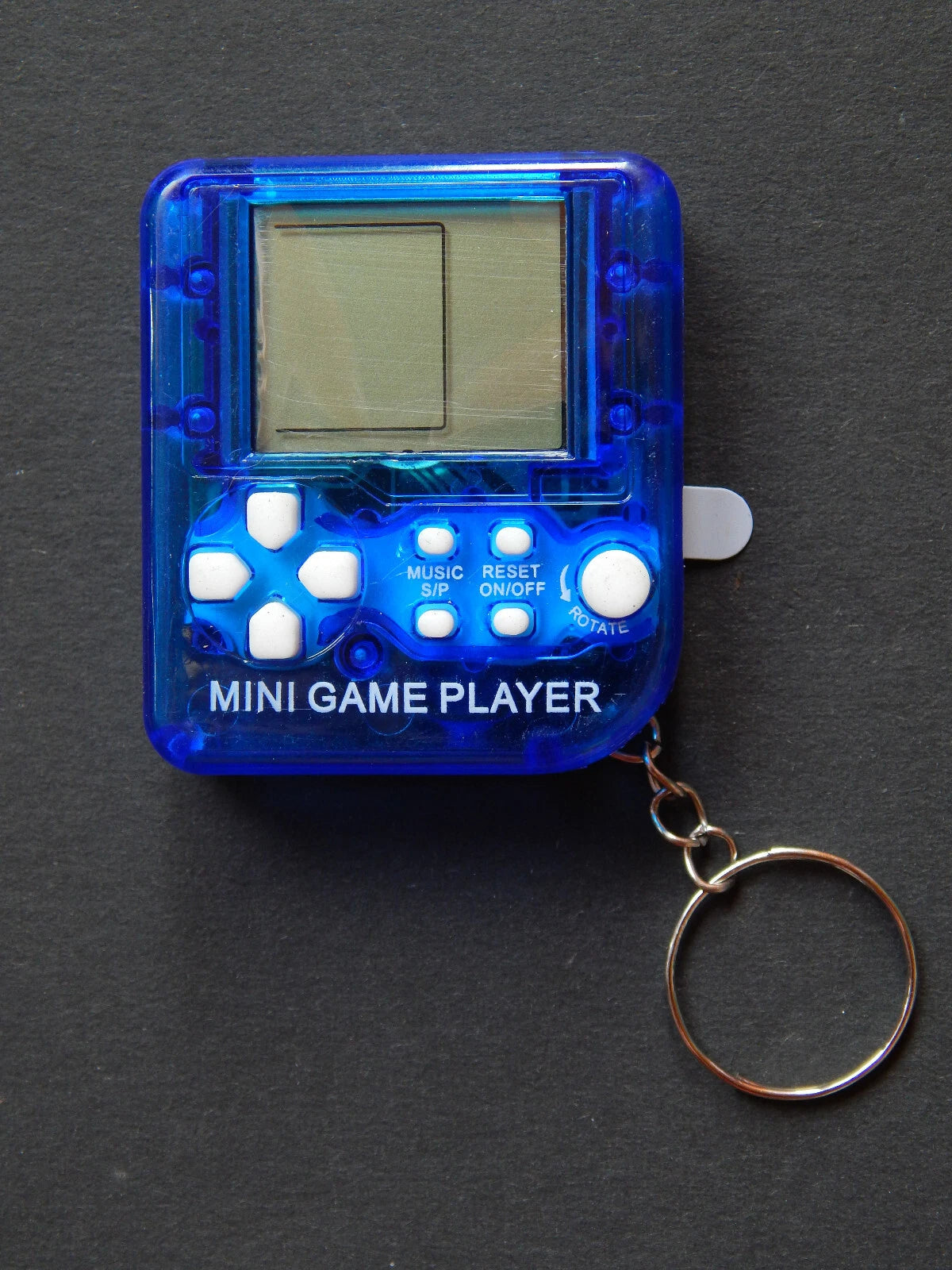 Mini kišeninė žaidimų konsolė – raktų pakabukas – 26 žaidimai, retro nostalgija