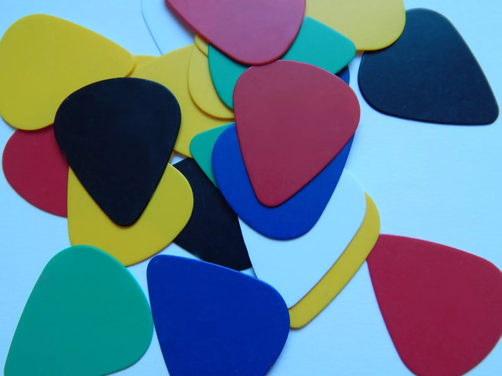 Brauktukai Gitaros mediatorių rinkinys – 10 vnt., įvairios spalvos, 0.46 mm