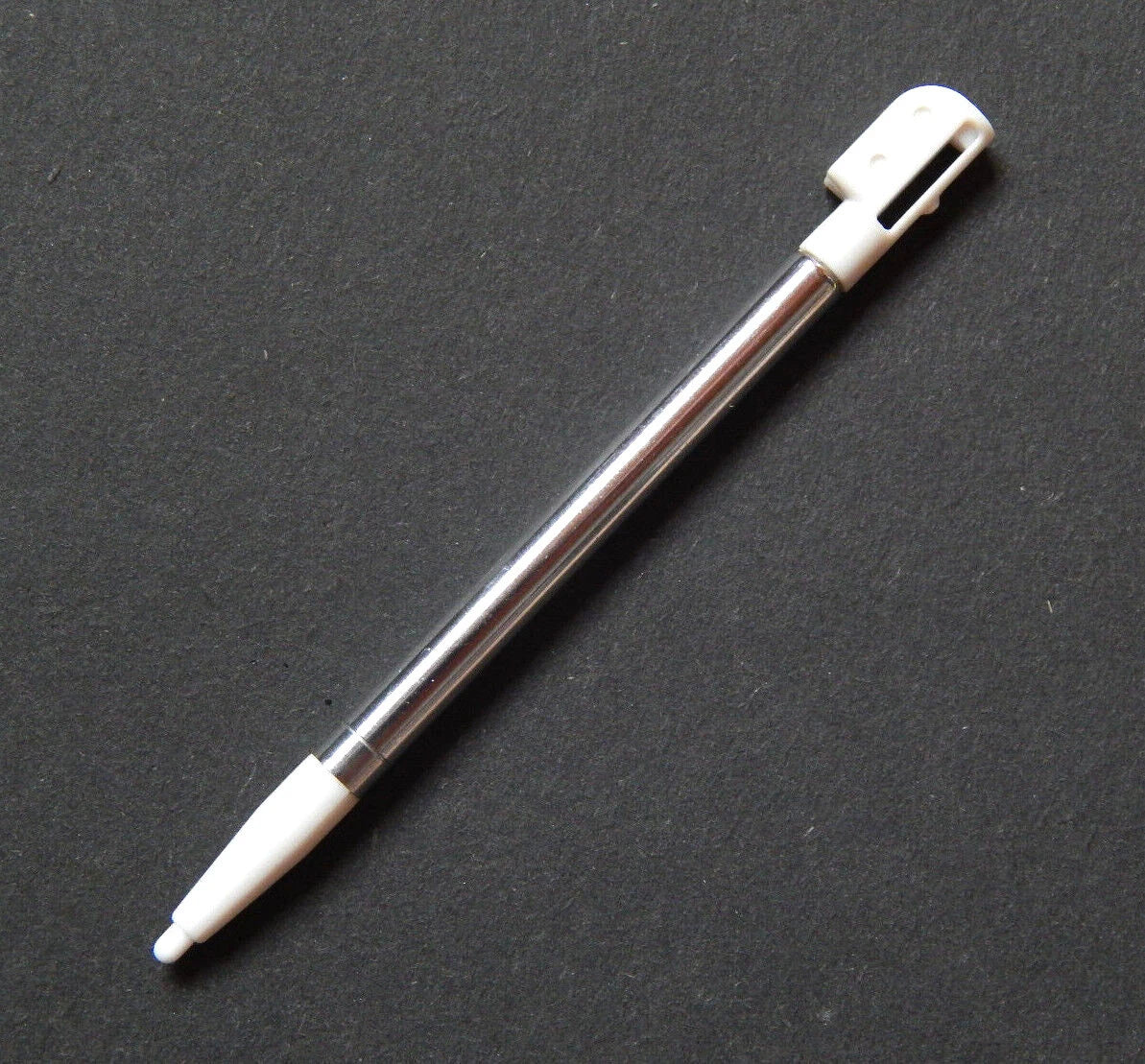 Nintendo DS Lite jutiklinis rašiklis – metalinis, ištraukiamas NDSL stylus (reguliuojamo ilgio), 1 vnt.
