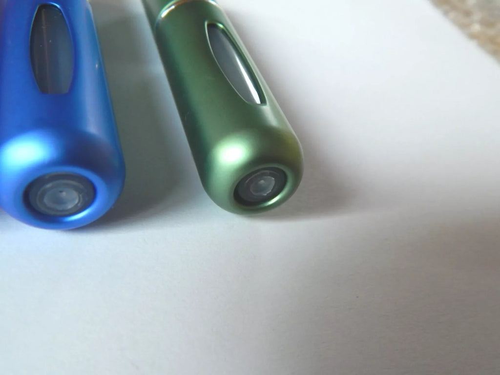 5 ml daugkartinė kvepalų purškimo talpa – kelioninis aliuminio buteliukas (pasirinkite spalvą)