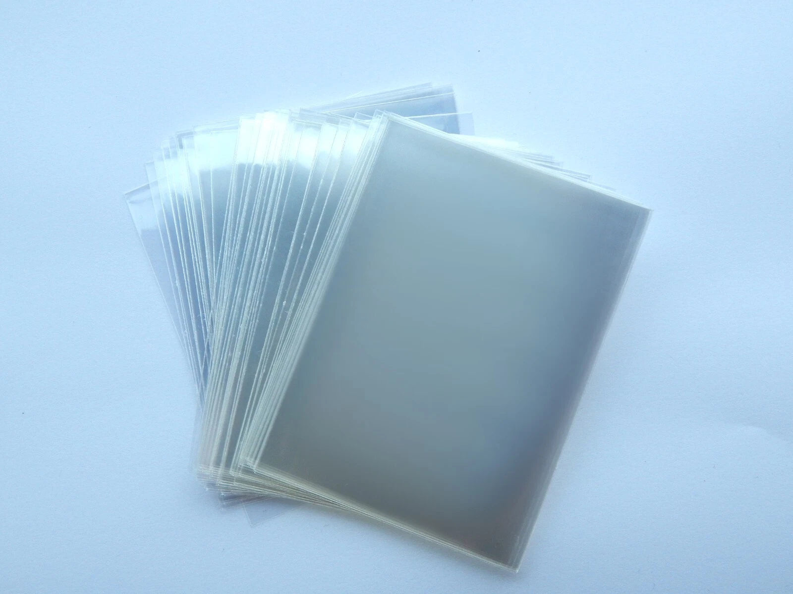 Kortelių dėkliukai įmautės (Card Sleeves Pokemon, MTG) – 6.6×9 cm, skaidrūs, 20/50/100 vnt.