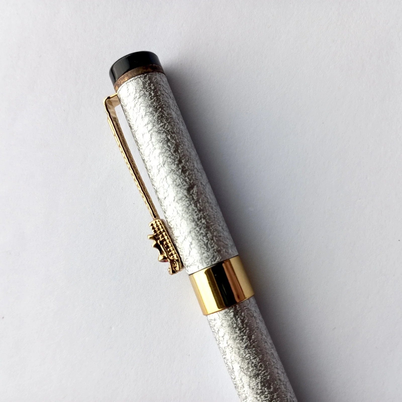 Metalinis plunksnakotis – elegantiškas rašiklis su keičiama rašalo kapsule, kaligrafijai ir dovanai