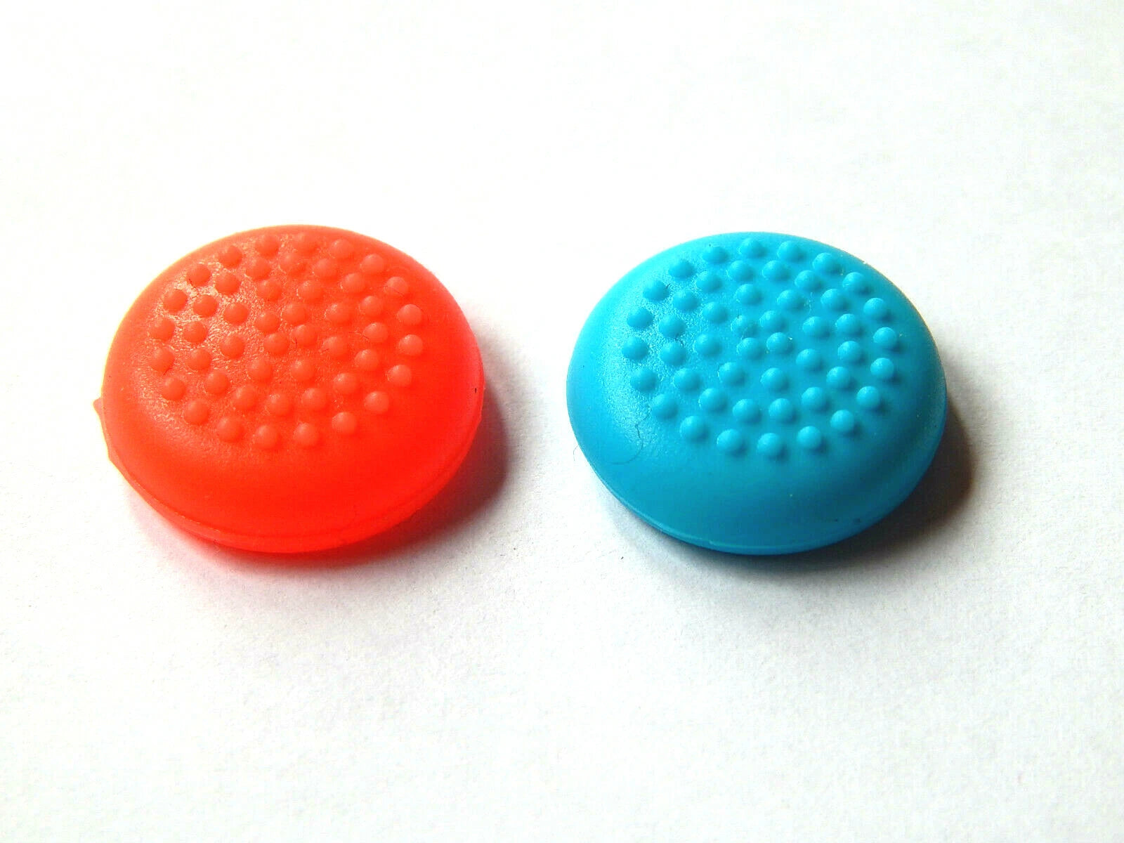 Nintendo Switch analogų gumelės (thumbstick grips) – neslystančios, 2 vnt.