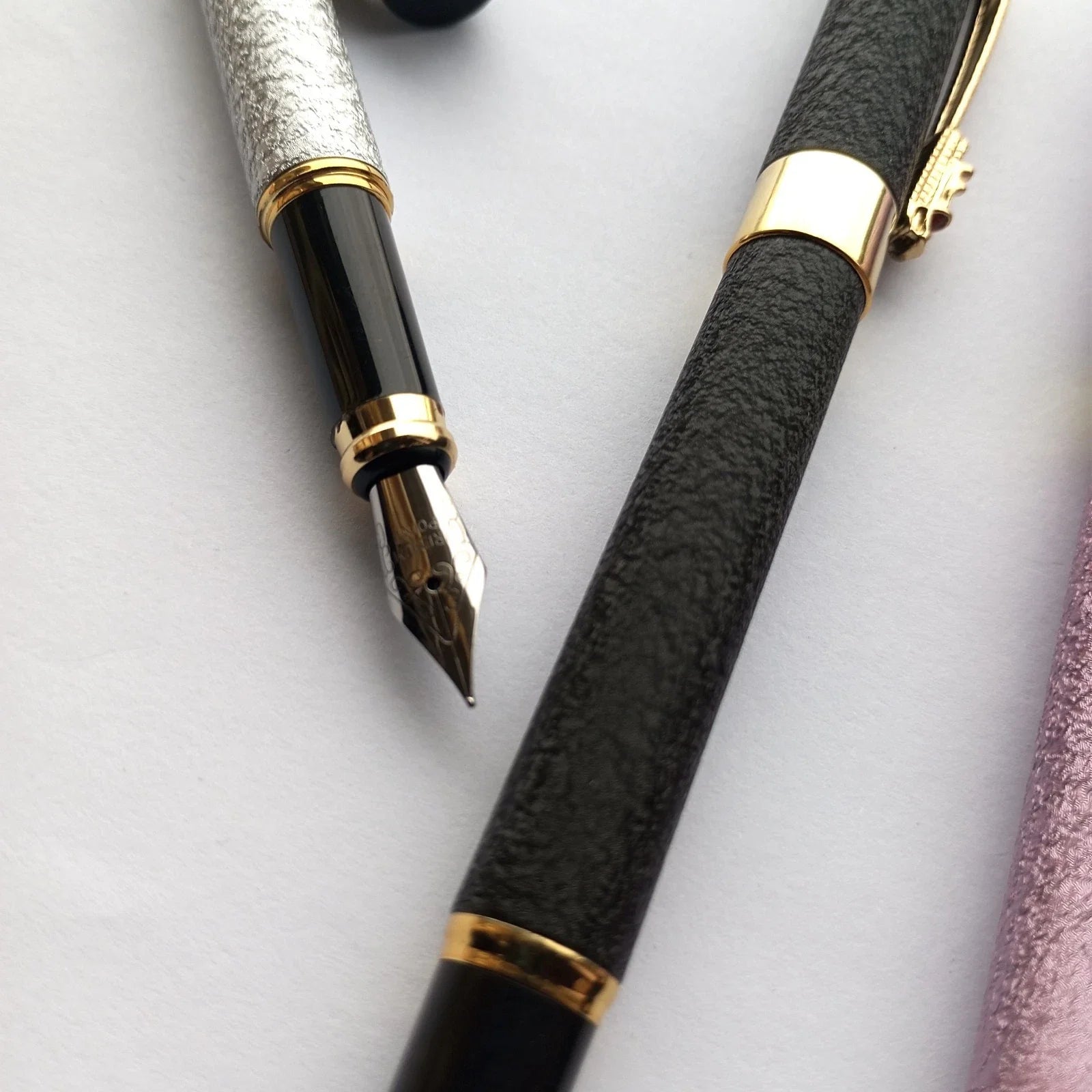 Metalinis plunksnakotis – elegantiškas rašiklis su keičiama rašalo kapsule, kaligrafijai ir dovanai