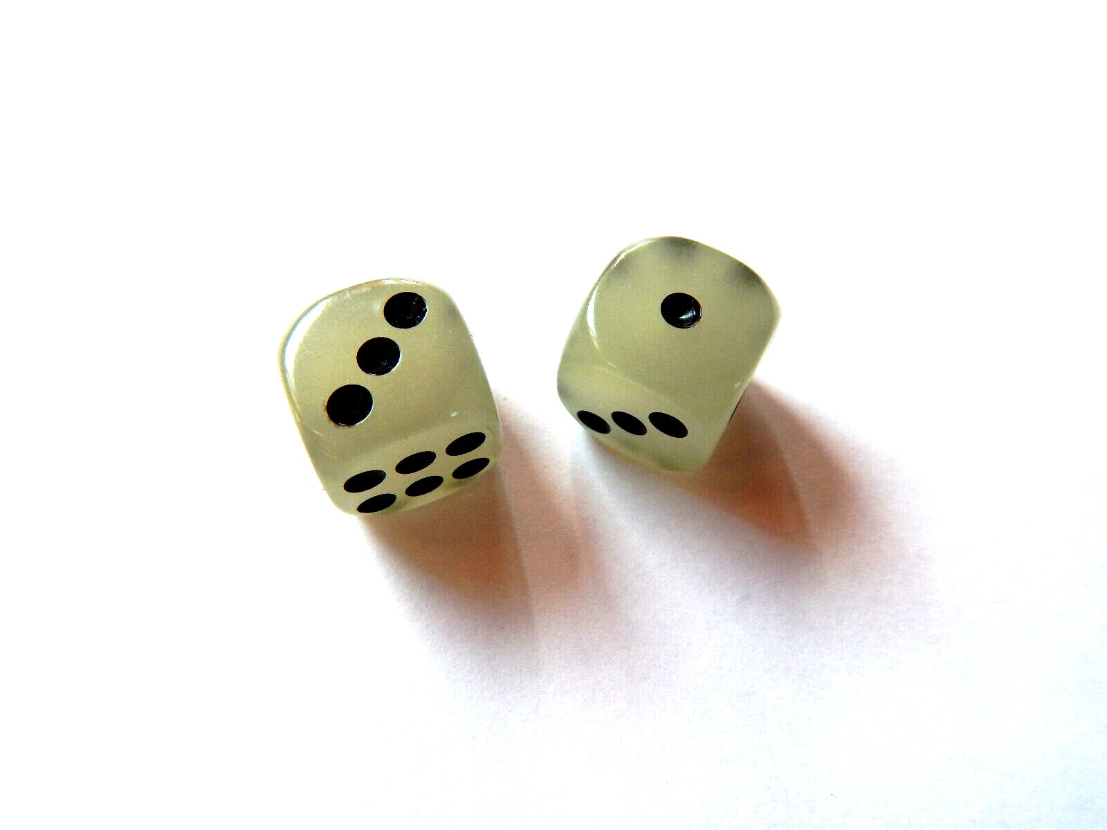 2 vnt. šviečiantys 6 pusių kauliukai (14 mm) – stalo žaidimų kauliukai