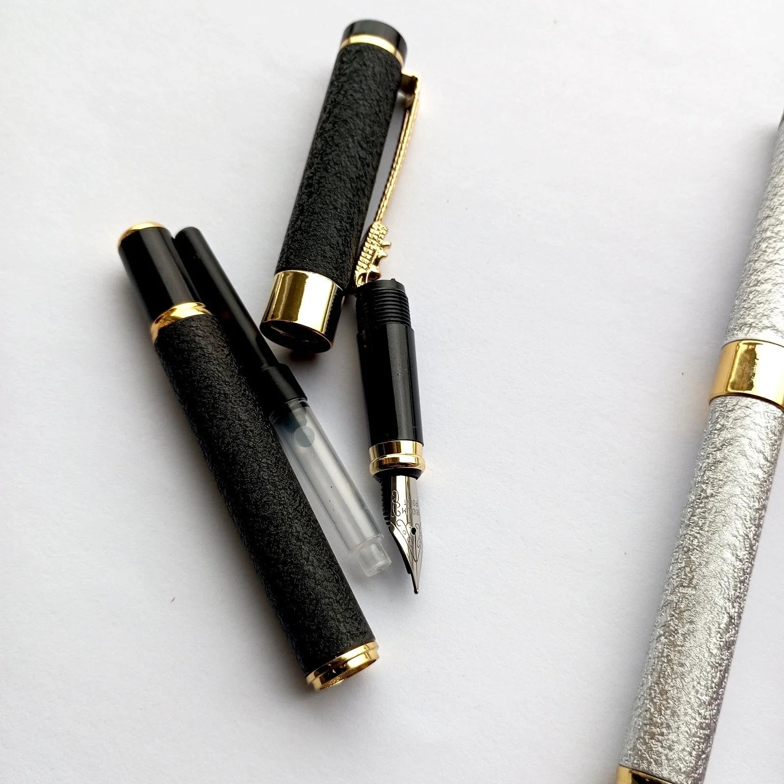 Metalinis plunksnakotis – elegantiškas rašiklis su keičiama rašalo kapsule, kaligrafijai ir dovanai