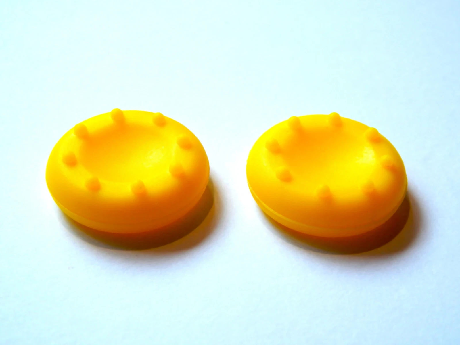 Platūs silikoniniai analoginių svirtelių dangteliai Thumbstick valdikliams PS5 PS4 PS3 Xbox 360 S/X one geltonas