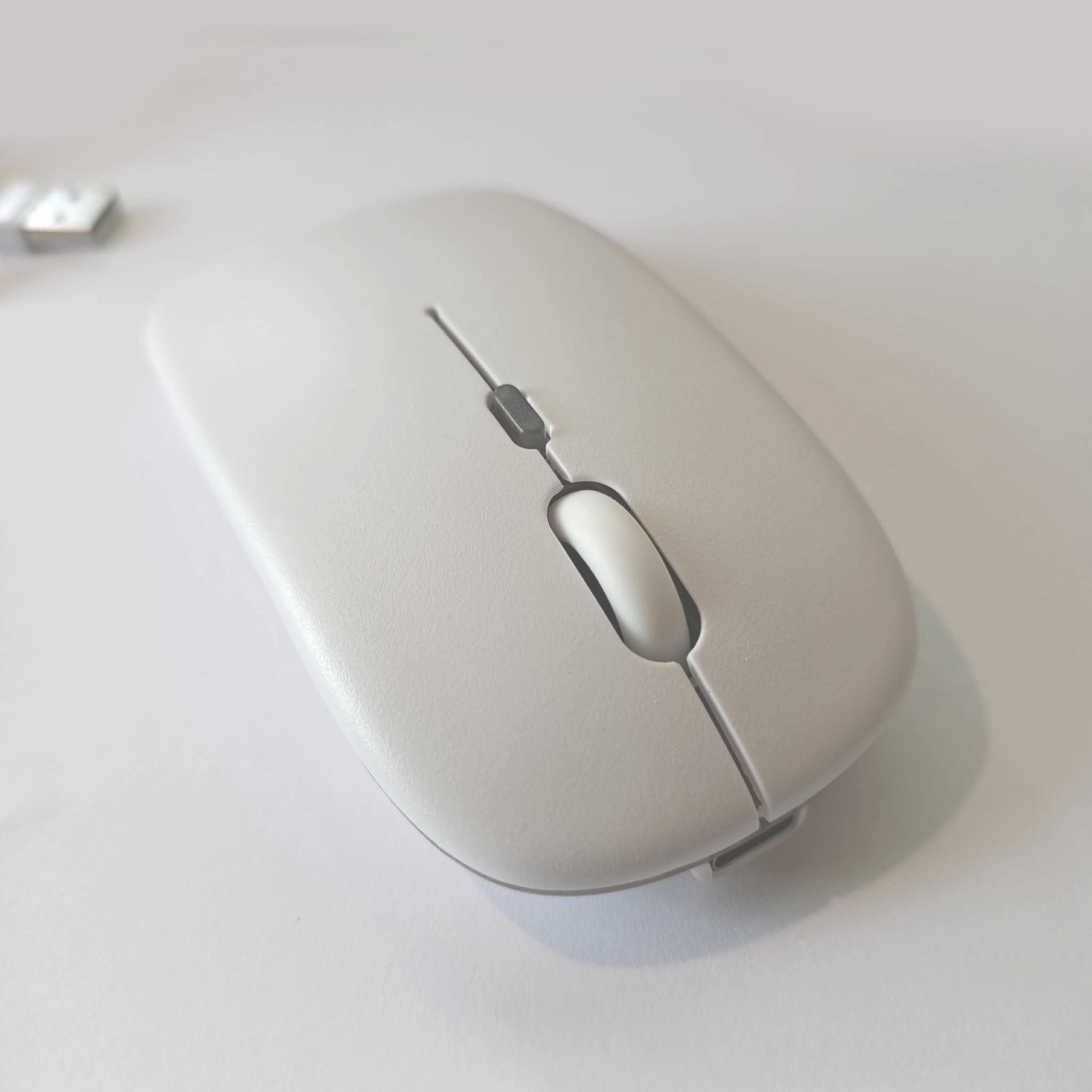 Belaidė 2.4G RGB pelė – tylus mygtukų paspaudimas, įkraunama, USB + Bluetooth, PC / Laptop / iPad (Balta)
